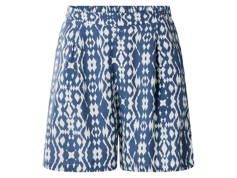Weite Damenshorts mit blau-weißem Ikat-Muster.
