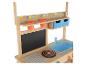 Hölzerne Kinder-Spielküche mit Tafel, Spüle, Herd und bunten Behältern.