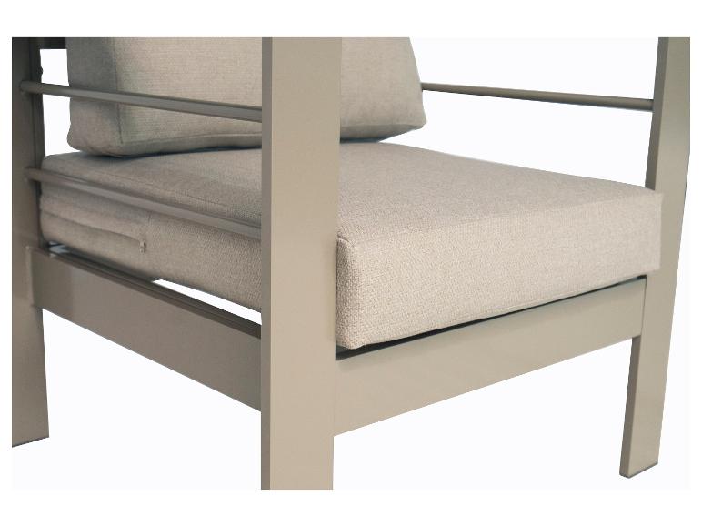 Gartenstuhl mit beigen Kissen und hellbraunem Metallrahmen