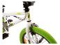 Weißes BMX-Fahrrad mit grünen Reifen und schwarzen Pedalen.