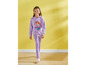 Ein Mädchen trägt einen lila Hoodie mit Disney Princess Aufdruck und lila Leggings.