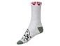 Graue Socken mit Mickey Mouse und roten Herzen.