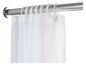 Weiße Duschvorhang mit Metallstange