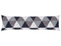 Ein langes Kissen mit einem geometrischen Muster in Grau, Weiß und Schwarz.