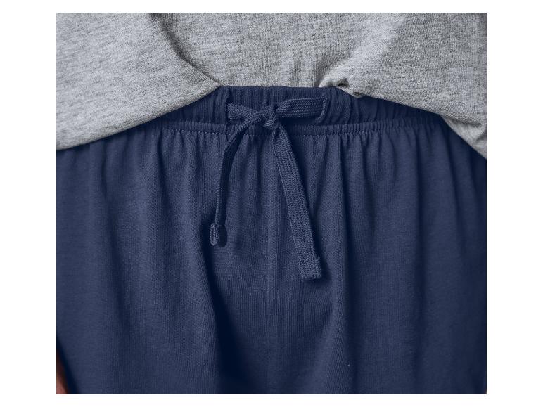 Marineblaue Schlafshorts und graues Shirt.