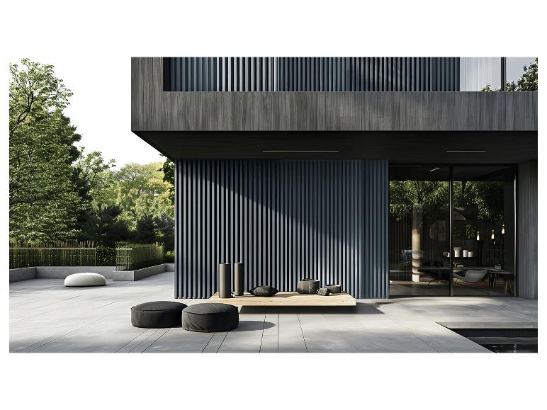 Moderne Außenterrasse mit schwarzen Poufs, grünem Garten und Holzfassade.