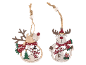 Zwei hölzerne Weihnachtsornamente in Rentierform mit Schals und Schneemännern.