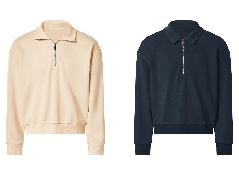 Zwei Sweatshirts mit Reißverschlusskragen, eines beige und eines marineblau.