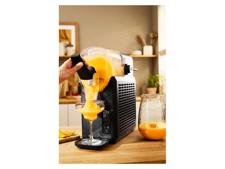 SilverCrest Slush-Maschine, die Orangen-Slush in ein Glas füllt.