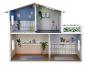 Ein farbenfrohes Puppenhaus mit vier Zimmern und Balkon.
