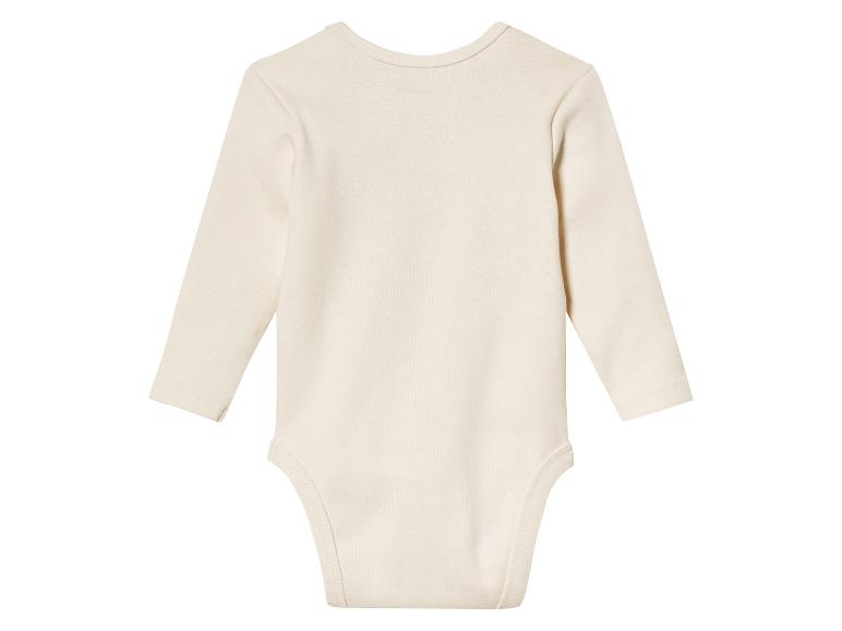 Ein cremefarbener Baby-Body mit langen Ärmeln.