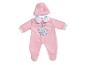 Ein rosa Baby-Overall mit Mütze und Elefanten-Motiv.