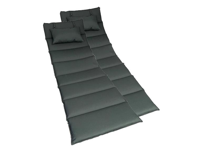 Zwei dunkelgraue Liegestuhlkissen mit kleinen Kissen