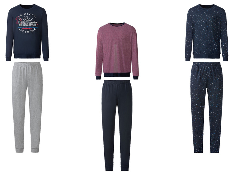 Drei Pyjama-Sets in verschiedenen Farben und Mustern.