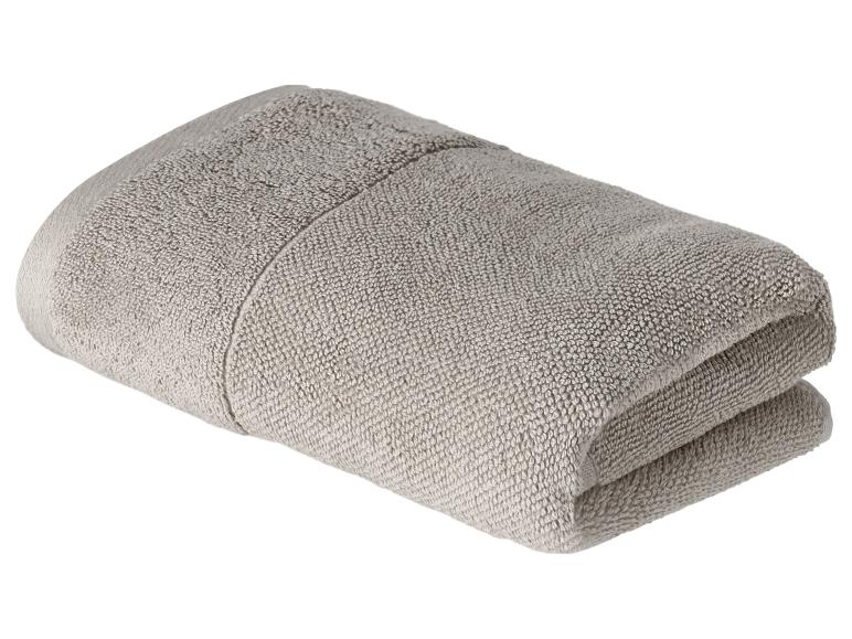 Hellgraues Handtuch, gefaltet.