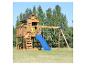 Hölzerner Spielplatz mit blauer Rutsche, Schaukeln und Kletterwand im Garten.