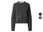 Dunkelgrauer Strickpullover mit weißem Innenkragen, gezeigt mit Farboptionen.