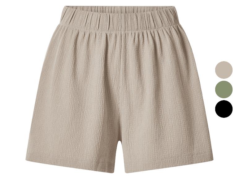 Beige strukturierte Shorts mit elastischem Bund, gezeigt mit Farboptionen.