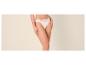 Cremefarbener Slip mit Spitzenbesatz an Model