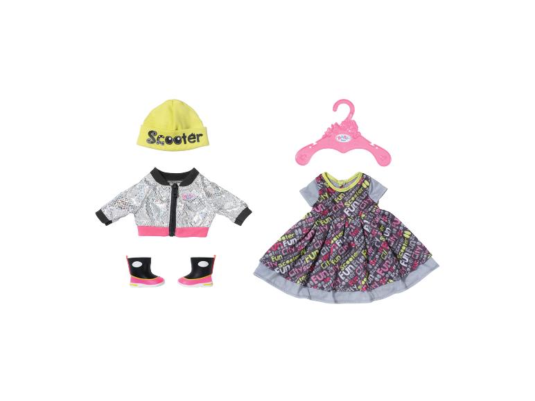 BABY born Puppenkleidung: gelbe „Scooter“-Mütze, silberne Jacke, Stiefel und ein gemustertes Kleid.