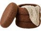 Brauner Bouclé-Stoffkorb mit cremefarbener Strickdecke.