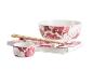 Asiatisches Geschirrset in Weiß und Rot mit Blumenmuster, bestehend aus Schale, Tasse und Essstäbchen.