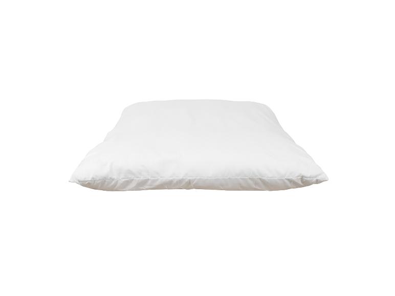 Einfaches weißes Kissen, horizontal auf weißem Hintergrund platziert.