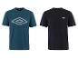 Zwei Herren-T-Shirts: eines dunkelblau mit großem weißem Logo, eines schwarz mit kleinem weißem Logo.