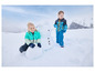 Zwei Kinder in Winterkleidung bauen einen Schneemann im Schnee.