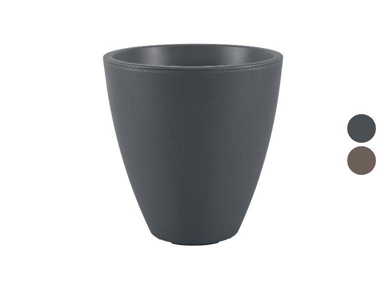 Dunkelgrauer strukturierter Blumentopf, mit Farbmustern in Grau und Braun.