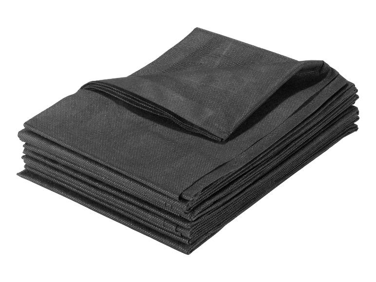Stapel schwarze Möbelschutzhüllen.