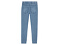 Blaue Jeans mit elastischem Bund.