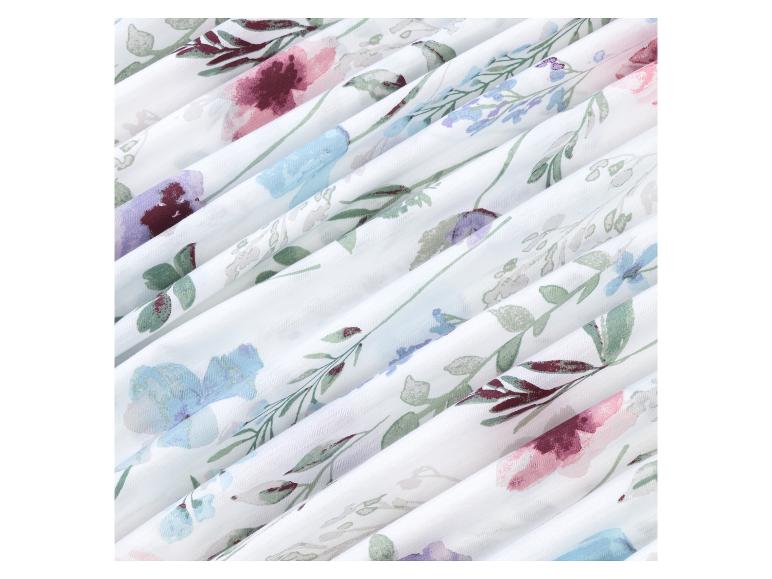 Weißer Stoff mit einem Blumendruck in blauen, rosa und violetten Farbtönen.