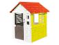 Ein Spielhaus von Smoby mit rotem Dach