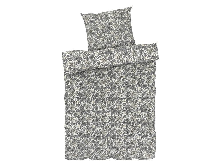 Ein Bettbezug und Kissenbezüge mit Paisley-Muster.