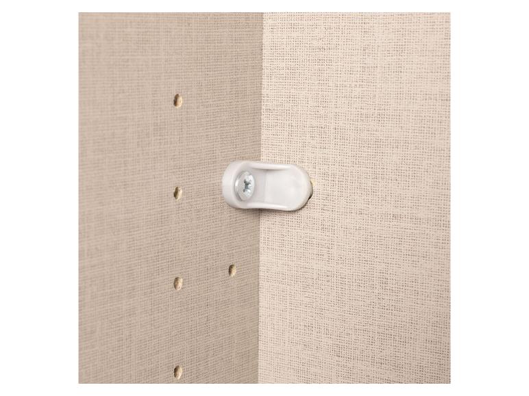 Möbelmontage: Schrauben und Plastikbefestigungen.