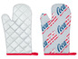 Zwei Ofenhandschuhe, einer schlicht und einer mit Coca-Cola Logo.