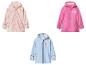 Drei Kinder-Regenjacken: rosa mit Herzen, fuchsia mit Einhörnern und hellblau mit einem Herz.