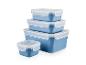 Stapelbare blaue Lebensmittelbehälter mit transparenten Deckeln in verschiedenen Größen.
