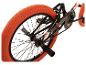 Rückansicht eines BMX-Fahrrads mit orangefarbenen Reifen und schwarzem Rahmen.