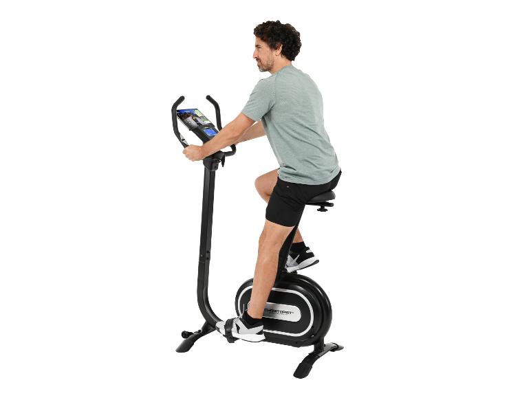 Mann benutzt ein Christopeit-Heimtrainer mit Bildschirm.