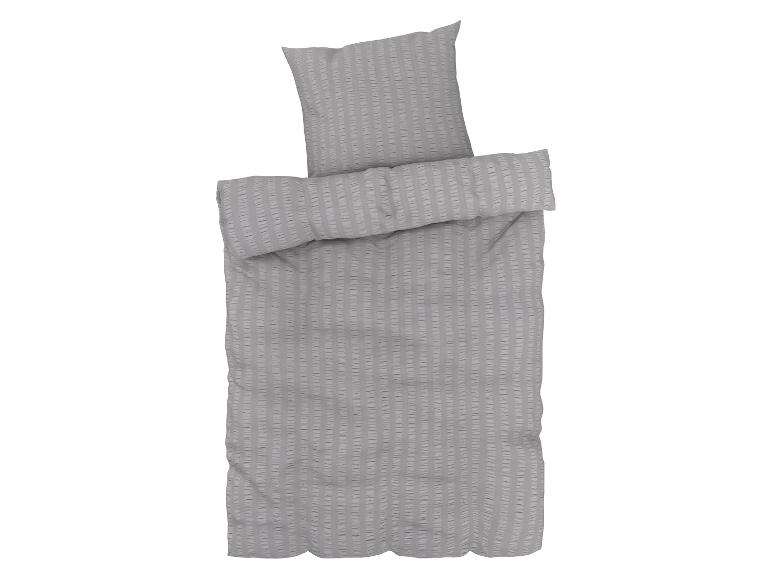 Graue Bettwäsche mit vertikalen Streifen, inklusive Bettbezug und Kissenbezüge.