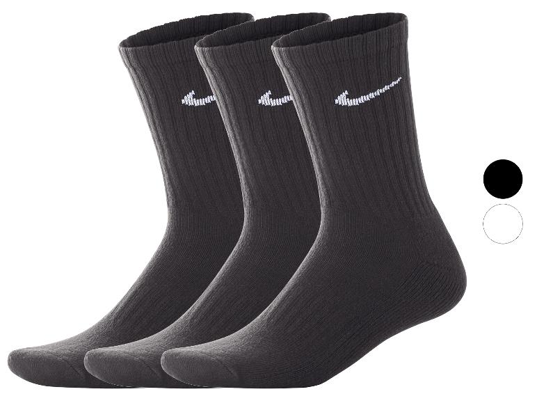 Drei Paar schwarze Sportsocken mit weißem Logo.