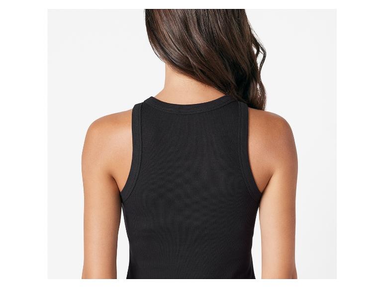 Eine Frau trägt ein schwarzes Tanktop.