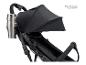 Schwarzer Kinderwagen mit Metallbecherhalter, mit dem Text „sample picture“.