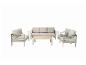 Gartenmöbel-Set mit Sofa, zwei Sesseln und Couchtisch in Beige.