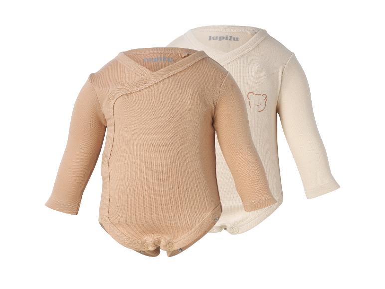 Zwei langärmelige Babybodys, einer beige mit Bär und einer braun zum Wickeln.