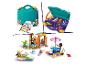 LEGO Friends Set mit Koffer, Aufklebern und einer Strandszene mit Figuren und Zubehör.