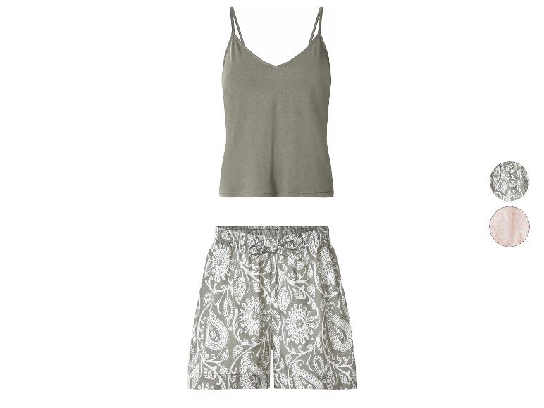 Damen-Pyjama-Set mit grünem Spaghettiträger-Top und gemusterten Shorts.