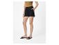 Schwarze Shorts und flache Sandalen: minimalistischer, eleganter Look.
